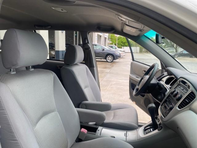 2006 Super White /Ash Toyota Highlander 1 OWNER FL LOW MILES 49,290 (JTEGD21AX60) with an 2.4L DOHC SFI 16-Valve VVT-i 4-Cyl Engine engine, Automatic transmission, located at 4701 North Dixie Hwy, Pompano Beach, FL, 33064, (954) 422-2889, 26.240938, -80.123474 - OUR WEBPAGE FLORIDACARS1.COM HAS OVER 100 PHOTOS AND FREE CARFAX LINK 2006 TOYOTA HIGHLANDER VIN: JTEGD21AX60152670 J T E G D 2 1 A X 6 0 1 5 2 6 7 0 4 DOOR WAGON/SPORT UTILITY 2.4L I4 F DOHC 16V 28 MPG GASOLINE FRONT WHEEL DRIVE Top Features Cloth Seats Basic Features ABS Brakes CD Audio Power Lock - Photo#12