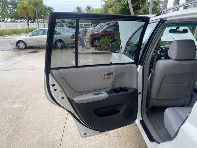 2006 Super White /Ash Toyota Highlander 1 OWNER FL LOW MILES 49,290 (JTEGD21AX60) with an 2.4L DOHC SFI 16-Valve VVT-i 4-Cyl Engine engine, Automatic transmission, located at 4701 North Dixie Hwy, Pompano Beach, FL, 33064, (954) 422-2889, 26.240938, -80.123474 - OUR WEBPAGE FLORIDACARS1.COM HAS OVER 100 PHOTOS AND FREE CARFAX LINK 2006 TOYOTA HIGHLANDER VIN: JTEGD21AX60152670 J T E G D 2 1 A X 6 0 1 5 2 6 7 0 4 DOOR WAGON/SPORT UTILITY 2.4L I4 F DOHC 16V 28 MPG GASOLINE FRONT WHEEL DRIVE Top Features Cloth Seats Basic Features ABS Brakes CD Audio Power Lock - Photo#13