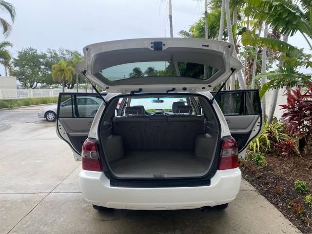 2006 Super White /Ash Toyota Highlander 1 OWNER FL LOW MILES 49,290 (JTEGD21AX60) with an 2.4L DOHC SFI 16-Valve VVT-i 4-Cyl Engine engine, Automatic transmission, located at 4701 North Dixie Hwy, Pompano Beach, FL, 33064, (954) 422-2889, 26.240938, -80.123474 - OUR WEBPAGE FLORIDACARS1.COM HAS OVER 100 PHOTOS AND FREE CARFAX LINK 2006 TOYOTA HIGHLANDER VIN: JTEGD21AX60152670 J T E G D 2 1 A X 6 0 1 5 2 6 7 0 4 DOOR WAGON/SPORT UTILITY 2.4L I4 F DOHC 16V 28 MPG GASOLINE FRONT WHEEL DRIVE Top Features Cloth Seats Basic Features ABS Brakes CD Audio Power Lock - Photo#15
