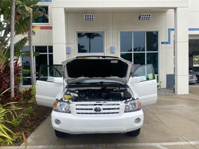 2006 Super White /Ash Toyota Highlander 1 OWNER FL LOW MILES 49,290 (JTEGD21AX60) with an 2.4L DOHC SFI 16-Valve VVT-i 4-Cyl Engine engine, Automatic transmission, located at 4701 North Dixie Hwy, Pompano Beach, FL, 33064, (954) 422-2889, 26.240938, -80.123474 - OUR WEBPAGE FLORIDACARS1.COM HAS OVER 100 PHOTOS AND FREE CARFAX LINK 2006 TOYOTA HIGHLANDER VIN: JTEGD21AX60152670 J T E G D 2 1 A X 6 0 1 5 2 6 7 0 4 DOOR WAGON/SPORT UTILITY 2.4L I4 F DOHC 16V 28 MPG GASOLINE FRONT WHEEL DRIVE Top Features Cloth Seats Basic Features ABS Brakes CD Audio Power Lock - Photo#16