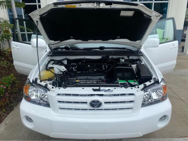 2006 Super White /Ash Toyota Highlander 1 OWNER FL LOW MILES 49,290 (JTEGD21AX60) with an 2.4L DOHC SFI 16-Valve VVT-i 4-Cyl Engine engine, Automatic transmission, located at 4701 North Dixie Hwy, Pompano Beach, FL, 33064, (954) 422-2889, 26.240938, -80.123474 - OUR WEBPAGE FLORIDACARS1.COM HAS OVER 100 PHOTOS AND FREE CARFAX LINK 2006 TOYOTA HIGHLANDER VIN: JTEGD21AX60152670 J T E G D 2 1 A X 6 0 1 5 2 6 7 0 4 DOOR WAGON/SPORT UTILITY 2.4L I4 F DOHC 16V 28 MPG GASOLINE FRONT WHEEL DRIVE Top Features Cloth Seats Basic Features ABS Brakes CD Audio Power Lock - Photo#17