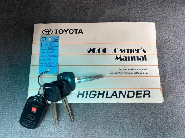 2006 Super White /Ash Toyota Highlander 1 OWNER FL LOW MILES 49,290 (JTEGD21AX60) with an 2.4L DOHC SFI 16-Valve VVT-i 4-Cyl Engine engine, Automatic transmission, located at 4701 North Dixie Hwy, Pompano Beach, FL, 33064, (954) 422-2889, 26.240938, -80.123474 - OUR WEBPAGE FLORIDACARS1.COM HAS OVER 100 PHOTOS AND FREE CARFAX LINK 2006 TOYOTA HIGHLANDER VIN: JTEGD21AX60152670 J T E G D 2 1 A X 6 0 1 5 2 6 7 0 4 DOOR WAGON/SPORT UTILITY 2.4L I4 F DOHC 16V 28 MPG GASOLINE FRONT WHEEL DRIVE Top Features Cloth Seats Basic Features ABS Brakes CD Audio Power Lock - Photo#23