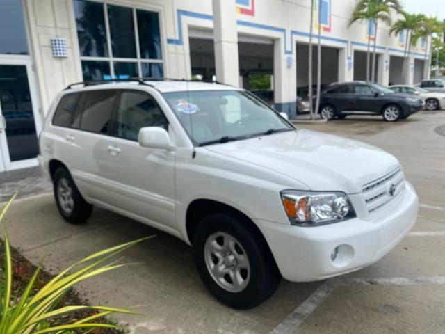 2006 Super White /Ash Toyota Highlander 1 OWNER FL LOW MILES 49,290 (JTEGD21AX60) with an 2.4L DOHC SFI 16-Valve VVT-i 4-Cyl Engine engine, Automatic transmission, located at 4701 North Dixie Hwy, Pompano Beach, FL, 33064, (954) 422-2889, 26.240938, -80.123474 - OUR WEBPAGE FLORIDACARS1.COM HAS OVER 100 PHOTOS AND FREE CARFAX LINK 2006 TOYOTA HIGHLANDER VIN: JTEGD21AX60152670 J T E G D 2 1 A X 6 0 1 5 2 6 7 0 4 DOOR WAGON/SPORT UTILITY 2.4L I4 F DOHC 16V 28 MPG GASOLINE FRONT WHEEL DRIVE Top Features Cloth Seats Basic Features ABS Brakes CD Audio Power Lock - Photo#24