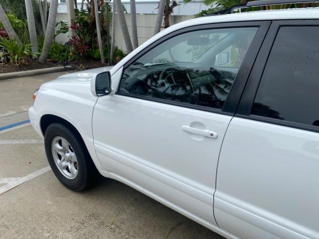 2006 Super White /Ash Toyota Highlander 1 OWNER FL LOW MILES 49,290 (JTEGD21AX60) with an 2.4L DOHC SFI 16-Valve VVT-i 4-Cyl Engine engine, Automatic transmission, located at 4701 North Dixie Hwy, Pompano Beach, FL, 33064, (954) 422-2889, 26.240938, -80.123474 - OUR WEBPAGE FLORIDACARS1.COM HAS OVER 100 PHOTOS AND FREE CARFAX LINK 2006 TOYOTA HIGHLANDER VIN: JTEGD21AX60152670 J T E G D 2 1 A X 6 0 1 5 2 6 7 0 4 DOOR WAGON/SPORT UTILITY 2.4L I4 F DOHC 16V 28 MPG GASOLINE FRONT WHEEL DRIVE Top Features Cloth Seats Basic Features ABS Brakes CD Audio Power Lock - Photo#27