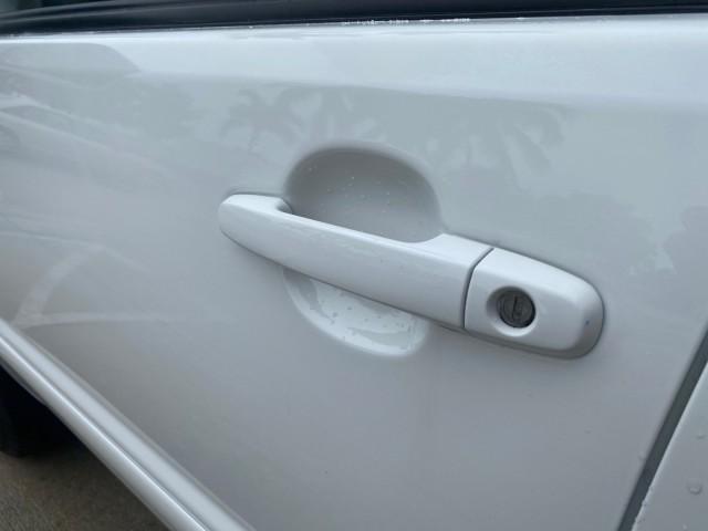 2006 Super White /Ash Toyota Highlander 1 OWNER FL LOW MILES 49,290 (JTEGD21AX60) with an 2.4L DOHC SFI 16-Valve VVT-i 4-Cyl Engine engine, Automatic transmission, located at 4701 North Dixie Hwy, Pompano Beach, FL, 33064, (954) 422-2889, 26.240938, -80.123474 - OUR WEBPAGE FLORIDACARS1.COM HAS OVER 100 PHOTOS AND FREE CARFAX LINK 2006 TOYOTA HIGHLANDER VIN: JTEGD21AX60152670 J T E G D 2 1 A X 6 0 1 5 2 6 7 0 4 DOOR WAGON/SPORT UTILITY 2.4L I4 F DOHC 16V 28 MPG GASOLINE FRONT WHEEL DRIVE Top Features Cloth Seats Basic Features ABS Brakes CD Audio Power Lock - Photo#28