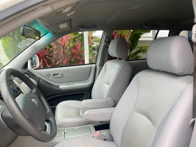 2006 Super White /Ash Toyota Highlander 1 OWNER FL LOW MILES 49,290 (JTEGD21AX60) with an 2.4L DOHC SFI 16-Valve VVT-i 4-Cyl Engine engine, Automatic transmission, located at 4701 North Dixie Hwy, Pompano Beach, FL, 33064, (954) 422-2889, 26.240938, -80.123474 - OUR WEBPAGE FLORIDACARS1.COM HAS OVER 100 PHOTOS AND FREE CARFAX LINK 2006 TOYOTA HIGHLANDER VIN: JTEGD21AX60152670 J T E G D 2 1 A X 6 0 1 5 2 6 7 0 4 DOOR WAGON/SPORT UTILITY 2.4L I4 F DOHC 16V 28 MPG GASOLINE FRONT WHEEL DRIVE Top Features Cloth Seats Basic Features ABS Brakes CD Audio Power Lock - Photo#32