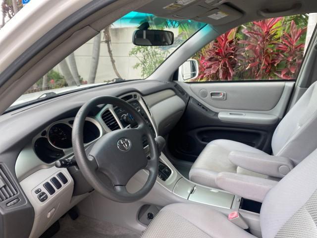 2006 Super White /Ash Toyota Highlander 1 OWNER FL LOW MILES 49,290 (JTEGD21AX60) with an 2.4L DOHC SFI 16-Valve VVT-i 4-Cyl Engine engine, Automatic transmission, located at 4701 North Dixie Hwy, Pompano Beach, FL, 33064, (954) 422-2889, 26.240938, -80.123474 - OUR WEBPAGE FLORIDACARS1.COM HAS OVER 100 PHOTOS AND FREE CARFAX LINK 2006 TOYOTA HIGHLANDER VIN: JTEGD21AX60152670 J T E G D 2 1 A X 6 0 1 5 2 6 7 0 4 DOOR WAGON/SPORT UTILITY 2.4L I4 F DOHC 16V 28 MPG GASOLINE FRONT WHEEL DRIVE Top Features Cloth Seats Basic Features ABS Brakes CD Audio Power Lock - Photo#34