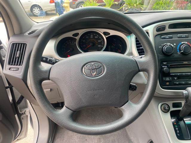 2006 Super White /Ash Toyota Highlander 1 OWNER FL LOW MILES 49,290 (JTEGD21AX60) with an 2.4L DOHC SFI 16-Valve VVT-i 4-Cyl Engine engine, Automatic transmission, located at 4701 North Dixie Hwy, Pompano Beach, FL, 33064, (954) 422-2889, 26.240938, -80.123474 - OUR WEBPAGE FLORIDACARS1.COM HAS OVER 100 PHOTOS AND FREE CARFAX LINK 2006 TOYOTA HIGHLANDER VIN: JTEGD21AX60152670 J T E G D 2 1 A X 6 0 1 5 2 6 7 0 4 DOOR WAGON/SPORT UTILITY 2.4L I4 F DOHC 16V 28 MPG GASOLINE FRONT WHEEL DRIVE Top Features Cloth Seats Basic Features ABS Brakes CD Audio Power Lock - Photo#37