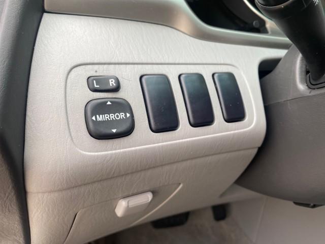 2006 Super White /Ash Toyota Highlander 1 OWNER FL LOW MILES 49,290 (JTEGD21AX60) with an 2.4L DOHC SFI 16-Valve VVT-i 4-Cyl Engine engine, Automatic transmission, located at 4701 North Dixie Hwy, Pompano Beach, FL, 33064, (954) 422-2889, 26.240938, -80.123474 - OUR WEBPAGE FLORIDACARS1.COM HAS OVER 100 PHOTOS AND FREE CARFAX LINK 2006 TOYOTA HIGHLANDER VIN: JTEGD21AX60152670 J T E G D 2 1 A X 6 0 1 5 2 6 7 0 4 DOOR WAGON/SPORT UTILITY 2.4L I4 F DOHC 16V 28 MPG GASOLINE FRONT WHEEL DRIVE Top Features Cloth Seats Basic Features ABS Brakes CD Audio Power Lock - Photo#41