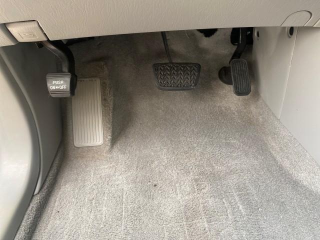 2006 Super White /Ash Toyota Highlander 1 OWNER FL LOW MILES 49,290 (JTEGD21AX60) with an 2.4L DOHC SFI 16-Valve VVT-i 4-Cyl Engine engine, Automatic transmission, located at 4701 North Dixie Hwy, Pompano Beach, FL, 33064, (954) 422-2889, 26.240938, -80.123474 - OUR WEBPAGE FLORIDACARS1.COM HAS OVER 100 PHOTOS AND FREE CARFAX LINK 2006 TOYOTA HIGHLANDER VIN: JTEGD21AX60152670 J T E G D 2 1 A X 6 0 1 5 2 6 7 0 4 DOOR WAGON/SPORT UTILITY 2.4L I4 F DOHC 16V 28 MPG GASOLINE FRONT WHEEL DRIVE Top Features Cloth Seats Basic Features ABS Brakes CD Audio Power Lock - Photo#42