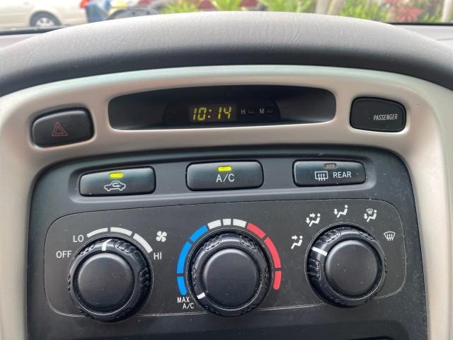 2006 Super White /Ash Toyota Highlander 1 OWNER FL LOW MILES 49,290 (JTEGD21AX60) with an 2.4L DOHC SFI 16-Valve VVT-i 4-Cyl Engine engine, Automatic transmission, located at 4701 North Dixie Hwy, Pompano Beach, FL, 33064, (954) 422-2889, 26.240938, -80.123474 - OUR WEBPAGE FLORIDACARS1.COM HAS OVER 100 PHOTOS AND FREE CARFAX LINK 2006 TOYOTA HIGHLANDER VIN: JTEGD21AX60152670 J T E G D 2 1 A X 6 0 1 5 2 6 7 0 4 DOOR WAGON/SPORT UTILITY 2.4L I4 F DOHC 16V 28 MPG GASOLINE FRONT WHEEL DRIVE Top Features Cloth Seats Basic Features ABS Brakes CD Audio Power Lock - Photo#43