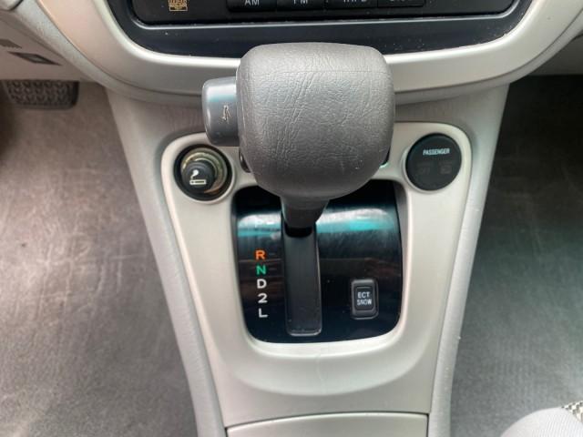 2006 Super White /Ash Toyota Highlander 1 OWNER FL LOW MILES 49,290 (JTEGD21AX60) with an 2.4L DOHC SFI 16-Valve VVT-i 4-Cyl Engine engine, Automatic transmission, located at 4701 North Dixie Hwy, Pompano Beach, FL, 33064, (954) 422-2889, 26.240938, -80.123474 - OUR WEBPAGE FLORIDACARS1.COM HAS OVER 100 PHOTOS AND FREE CARFAX LINK 2006 TOYOTA HIGHLANDER VIN: JTEGD21AX60152670 J T E G D 2 1 A X 6 0 1 5 2 6 7 0 4 DOOR WAGON/SPORT UTILITY 2.4L I4 F DOHC 16V 28 MPG GASOLINE FRONT WHEEL DRIVE Top Features Cloth Seats Basic Features ABS Brakes CD Audio Power Lock - Photo#45