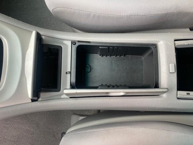 2006 Super White /Ash Toyota Highlander 1 OWNER FL LOW MILES 49,290 (JTEGD21AX60) with an 2.4L DOHC SFI 16-Valve VVT-i 4-Cyl Engine engine, Automatic transmission, located at 4701 North Dixie Hwy, Pompano Beach, FL, 33064, (954) 422-2889, 26.240938, -80.123474 - OUR WEBPAGE FLORIDACARS1.COM HAS OVER 100 PHOTOS AND FREE CARFAX LINK 2006 TOYOTA HIGHLANDER VIN: JTEGD21AX60152670 J T E G D 2 1 A X 6 0 1 5 2 6 7 0 4 DOOR WAGON/SPORT UTILITY 2.4L I4 F DOHC 16V 28 MPG GASOLINE FRONT WHEEL DRIVE Top Features Cloth Seats Basic Features ABS Brakes CD Audio Power Lock - Photo#48