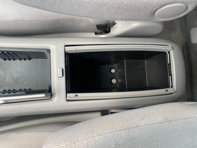 2006 Super White /Ash Toyota Highlander 1 OWNER FL LOW MILES 49,290 (JTEGD21AX60) with an 2.4L DOHC SFI 16-Valve VVT-i 4-Cyl Engine engine, Automatic transmission, located at 4701 North Dixie Hwy, Pompano Beach, FL, 33064, (954) 422-2889, 26.240938, -80.123474 - OUR WEBPAGE FLORIDACARS1.COM HAS OVER 100 PHOTOS AND FREE CARFAX LINK 2006 TOYOTA HIGHLANDER VIN: JTEGD21AX60152670 J T E G D 2 1 A X 6 0 1 5 2 6 7 0 4 DOOR WAGON/SPORT UTILITY 2.4L I4 F DOHC 16V 28 MPG GASOLINE FRONT WHEEL DRIVE Top Features Cloth Seats Basic Features ABS Brakes CD Audio Power Lock - Photo#49