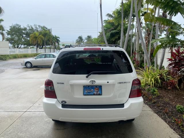 2006 Super White /Ash Toyota Highlander 1 OWNER FL LOW MILES 49,290 (JTEGD21AX60) with an 2.4L DOHC SFI 16-Valve VVT-i 4-Cyl Engine engine, Automatic transmission, located at 4701 North Dixie Hwy, Pompano Beach, FL, 33064, (954) 422-2889, 26.240938, -80.123474 - OUR WEBPAGE FLORIDACARS1.COM HAS OVER 100 PHOTOS AND FREE CARFAX LINK 2006 TOYOTA HIGHLANDER VIN: JTEGD21AX60152670 J T E G D 2 1 A X 6 0 1 5 2 6 7 0 4 DOOR WAGON/SPORT UTILITY 2.4L I4 F DOHC 16V 28 MPG GASOLINE FRONT WHEEL DRIVE Top Features Cloth Seats Basic Features ABS Brakes CD Audio Power Lock - Photo#77