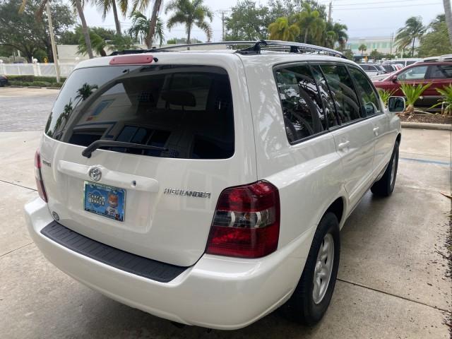2006 Super White /Ash Toyota Highlander 1 OWNER FL LOW MILES 49,290 (JTEGD21AX60) with an 2.4L DOHC SFI 16-Valve VVT-i 4-Cyl Engine engine, Automatic transmission, located at 4701 North Dixie Hwy, Pompano Beach, FL, 33064, (954) 422-2889, 26.240938, -80.123474 - OUR WEBPAGE FLORIDACARS1.COM HAS OVER 100 PHOTOS AND FREE CARFAX LINK 2006 TOYOTA HIGHLANDER VIN: JTEGD21AX60152670 J T E G D 2 1 A X 6 0 1 5 2 6 7 0 4 DOOR WAGON/SPORT UTILITY 2.4L I4 F DOHC 16V 28 MPG GASOLINE FRONT WHEEL DRIVE Top Features Cloth Seats Basic Features ABS Brakes CD Audio Power Lock - Photo#78