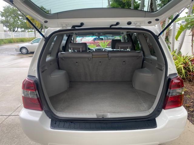2006 Super White /Ash Toyota Highlander 1 OWNER FL LOW MILES 49,290 (JTEGD21AX60) with an 2.4L DOHC SFI 16-Valve VVT-i 4-Cyl Engine engine, Automatic transmission, located at 4701 North Dixie Hwy, Pompano Beach, FL, 33064, (954) 422-2889, 26.240938, -80.123474 - OUR WEBPAGE FLORIDACARS1.COM HAS OVER 100 PHOTOS AND FREE CARFAX LINK 2006 TOYOTA HIGHLANDER VIN: JTEGD21AX60152670 J T E G D 2 1 A X 6 0 1 5 2 6 7 0 4 DOOR WAGON/SPORT UTILITY 2.4L I4 F DOHC 16V 28 MPG GASOLINE FRONT WHEEL DRIVE Top Features Cloth Seats Basic Features ABS Brakes CD Audio Power Lock - Photo#80