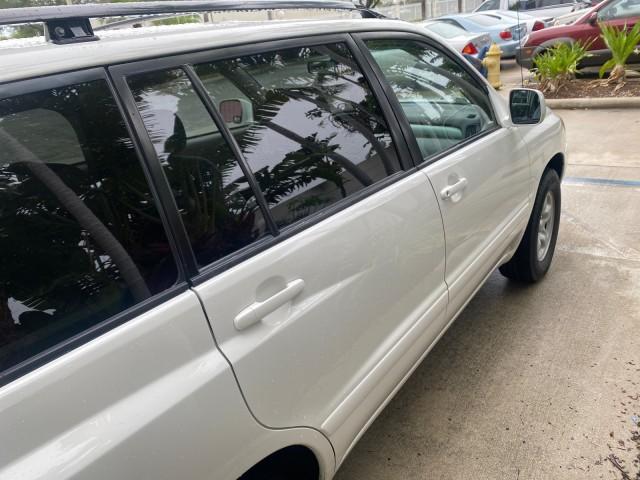 2006 Super White /Ash Toyota Highlander 1 OWNER FL LOW MILES 49,290 (JTEGD21AX60) with an 2.4L DOHC SFI 16-Valve VVT-i 4-Cyl Engine engine, Automatic transmission, located at 4701 North Dixie Hwy, Pompano Beach, FL, 33064, (954) 422-2889, 26.240938, -80.123474 - OUR WEBPAGE FLORIDACARS1.COM HAS OVER 100 PHOTOS AND FREE CARFAX LINK 2006 TOYOTA HIGHLANDER VIN: JTEGD21AX60152670 J T E G D 2 1 A X 6 0 1 5 2 6 7 0 4 DOOR WAGON/SPORT UTILITY 2.4L I4 F DOHC 16V 28 MPG GASOLINE FRONT WHEEL DRIVE Top Features Cloth Seats Basic Features ABS Brakes CD Audio Power Lock - Photo#86