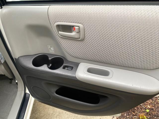 2006 Super White /Ash Toyota Highlander 1 OWNER FL LOW MILES 49,290 (JTEGD21AX60) with an 2.4L DOHC SFI 16-Valve VVT-i 4-Cyl Engine engine, Automatic transmission, located at 4701 North Dixie Hwy, Pompano Beach, FL, 33064, (954) 422-2889, 26.240938, -80.123474 - OUR WEBPAGE FLORIDACARS1.COM HAS OVER 100 PHOTOS AND FREE CARFAX LINK 2006 TOYOTA HIGHLANDER VIN: JTEGD21AX60152670 J T E G D 2 1 A X 6 0 1 5 2 6 7 0 4 DOOR WAGON/SPORT UTILITY 2.4L I4 F DOHC 16V 28 MPG GASOLINE FRONT WHEEL DRIVE Top Features Cloth Seats Basic Features ABS Brakes CD Audio Power Lock - Photo#88