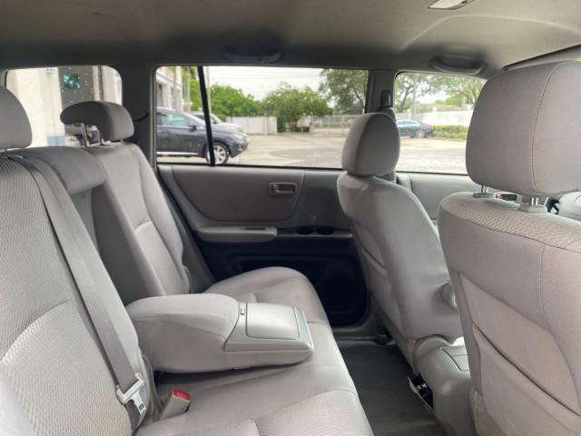 2006 Super White /Ash Toyota Highlander 1 OWNER FL LOW MILES 49,290 (JTEGD21AX60) with an 2.4L DOHC SFI 16-Valve VVT-i 4-Cyl Engine engine, Automatic transmission, located at 4701 North Dixie Hwy, Pompano Beach, FL, 33064, (954) 422-2889, 26.240938, -80.123474 - OUR WEBPAGE FLORIDACARS1.COM HAS OVER 100 PHOTOS AND FREE CARFAX LINK 2006 TOYOTA HIGHLANDER VIN: JTEGD21AX60152670 J T E G D 2 1 A X 6 0 1 5 2 6 7 0 4 DOOR WAGON/SPORT UTILITY 2.4L I4 F DOHC 16V 28 MPG GASOLINE FRONT WHEEL DRIVE Top Features Cloth Seats Basic Features ABS Brakes CD Audio Power Lock - Photo#91