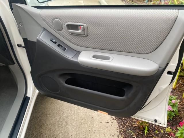 2006 Super White /Ash Toyota Highlander 1 OWNER FL LOW MILES 49,290 (JTEGD21AX60) with an 2.4L DOHC SFI 16-Valve VVT-i 4-Cyl Engine engine, Automatic transmission, located at 4701 North Dixie Hwy, Pompano Beach, FL, 33064, (954) 422-2889, 26.240938, -80.123474 - OUR WEBPAGE FLORIDACARS1.COM HAS OVER 100 PHOTOS AND FREE CARFAX LINK 2006 TOYOTA HIGHLANDER VIN: JTEGD21AX60152670 J T E G D 2 1 A X 6 0 1 5 2 6 7 0 4 DOOR WAGON/SPORT UTILITY 2.4L I4 F DOHC 16V 28 MPG GASOLINE FRONT WHEEL DRIVE Top Features Cloth Seats Basic Features ABS Brakes CD Audio Power Lock - Photo#95