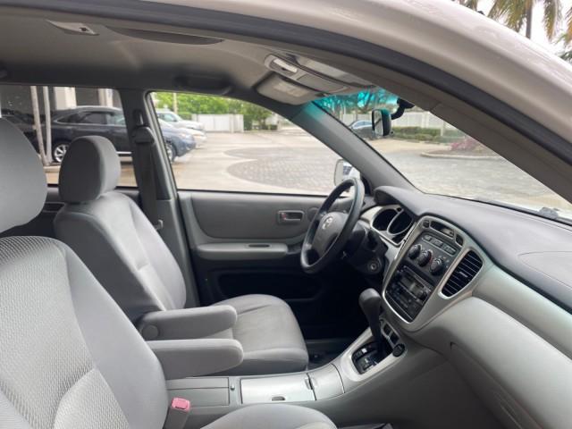 2006 Super White /Ash Toyota Highlander 1 OWNER FL LOW MILES 49,290 (JTEGD21AX60) with an 2.4L DOHC SFI 16-Valve VVT-i 4-Cyl Engine engine, Automatic transmission, located at 4701 North Dixie Hwy, Pompano Beach, FL, 33064, (954) 422-2889, 26.240938, -80.123474 - OUR WEBPAGE FLORIDACARS1.COM HAS OVER 100 PHOTOS AND FREE CARFAX LINK 2006 TOYOTA HIGHLANDER VIN: JTEGD21AX60152670 J T E G D 2 1 A X 6 0 1 5 2 6 7 0 4 DOOR WAGON/SPORT UTILITY 2.4L I4 F DOHC 16V 28 MPG GASOLINE FRONT WHEEL DRIVE Top Features Cloth Seats Basic Features ABS Brakes CD Audio Power Lock - Photo#97