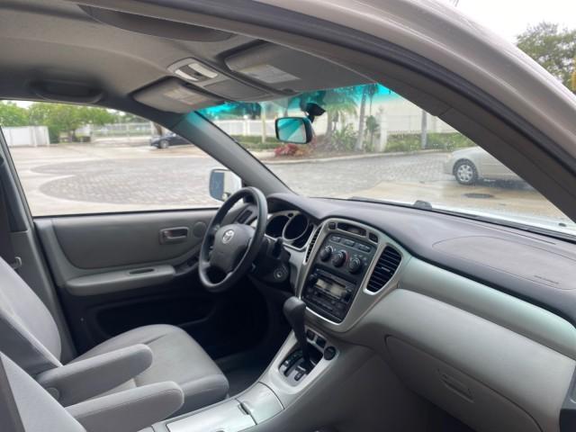 2006 Super White /Ash Toyota Highlander 1 OWNER FL LOW MILES 49,290 (JTEGD21AX60) with an 2.4L DOHC SFI 16-Valve VVT-i 4-Cyl Engine engine, Automatic transmission, located at 4701 North Dixie Hwy, Pompano Beach, FL, 33064, (954) 422-2889, 26.240938, -80.123474 - OUR WEBPAGE FLORIDACARS1.COM HAS OVER 100 PHOTOS AND FREE CARFAX LINK 2006 TOYOTA HIGHLANDER VIN: JTEGD21AX60152670 J T E G D 2 1 A X 6 0 1 5 2 6 7 0 4 DOOR WAGON/SPORT UTILITY 2.4L I4 F DOHC 16V 28 MPG GASOLINE FRONT WHEEL DRIVE Top Features Cloth Seats Basic Features ABS Brakes CD Audio Power Lock - Photo#98