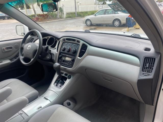 2006 Super White /Ash Toyota Highlander 1 OWNER FL LOW MILES 49,290 (JTEGD21AX60) with an 2.4L DOHC SFI 16-Valve VVT-i 4-Cyl Engine engine, Automatic transmission, located at 4701 North Dixie Hwy, Pompano Beach, FL, 33064, (954) 422-2889, 26.240938, -80.123474 - OUR WEBPAGE FLORIDACARS1.COM HAS OVER 100 PHOTOS AND FREE CARFAX LINK 2006 TOYOTA HIGHLANDER VIN: JTEGD21AX60152670 J T E G D 2 1 A X 6 0 1 5 2 6 7 0 4 DOOR WAGON/SPORT UTILITY 2.4L I4 F DOHC 16V 28 MPG GASOLINE FRONT WHEEL DRIVE Top Features Cloth Seats Basic Features ABS Brakes CD Audio Power Lock - Photo#99