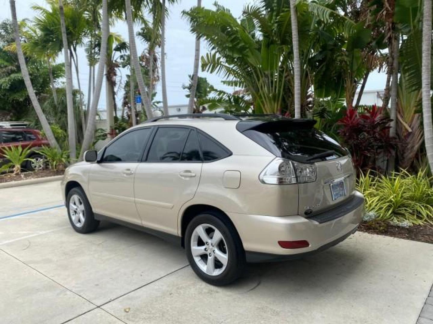 2007 Savannah Metallic /Ivory Lexus RX 350 1 OWNER FLORIDA LOW MILES 83,334 (2T2GK31U47C) with an 3.5L DOHC SMPI 24-Valve V6 Engine engine, Automatic transmission, located at 4701 North Dixie Hwy, Pompano Beach, FL, 33064, (954) 422-2889, 26.240938, -80.123474 - OUR WEBPAGE FLORIDACARS1.COM HAS OVER 100 PHOTOS AND FREE CARFAX LINK 2007 LEXUS RX 350 $ 44,790 NEW VIN: 2T2GK31U47C004222 2 T 2 G K 3 1 U 4 7 C 0 0 4 2 2 2 4 DOOR WAGON/SPORT UTILITY 3.5L V6 F DOHC 24V GASOLINE FRONT WHEEL DRIVE Top Features Alloy Wheels Leather Seats Memory Seat(s) Power Hatch/De - Photo#5