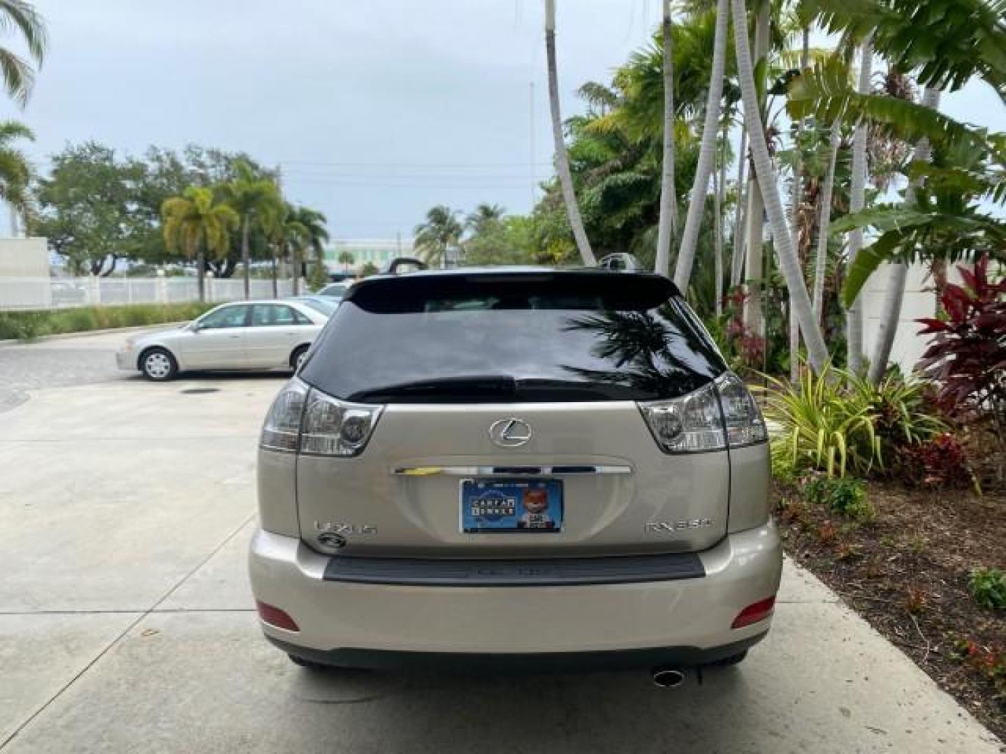 2007 Savannah Metallic /Ivory Lexus RX 350 1 OWNER FLORIDA LOW MILES 83,334 (2T2GK31U47C) with an 3.5L DOHC SMPI 24-Valve V6 Engine engine, Automatic transmission, located at 4701 North Dixie Hwy, Pompano Beach, FL, 33064, (954) 422-2889, 26.240938, -80.123474 - OUR WEBPAGE FLORIDACARS1.COM HAS OVER 100 PHOTOS AND FREE CARFAX LINK 2007 LEXUS RX 350 $ 44,790 NEW VIN: 2T2GK31U47C004222 2 T 2 G K 3 1 U 4 7 C 0 0 4 2 2 2 4 DOOR WAGON/SPORT UTILITY 3.5L V6 F DOHC 24V GASOLINE FRONT WHEEL DRIVE Top Features Alloy Wheels Leather Seats Memory Seat(s) Power Hatch/De - Photo#6