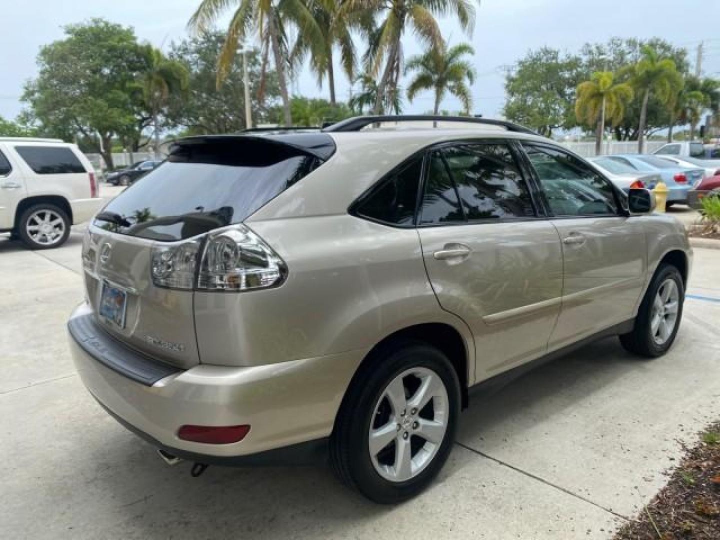 2007 Savannah Metallic /Ivory Lexus RX 350 1 OWNER FLORIDA LOW MILES 83,334 (2T2GK31U47C) with an 3.5L DOHC SMPI 24-Valve V6 Engine engine, Automatic transmission, located at 4701 North Dixie Hwy, Pompano Beach, FL, 33064, (954) 422-2889, 26.240938, -80.123474 - OUR WEBPAGE FLORIDACARS1.COM HAS OVER 100 PHOTOS AND FREE CARFAX LINK 2007 LEXUS RX 350 $ 44,790 NEW VIN: 2T2GK31U47C004222 2 T 2 G K 3 1 U 4 7 C 0 0 4 2 2 2 4 DOOR WAGON/SPORT UTILITY 3.5L V6 F DOHC 24V GASOLINE FRONT WHEEL DRIVE Top Features Alloy Wheels Leather Seats Memory Seat(s) Power Hatch/De - Photo#7