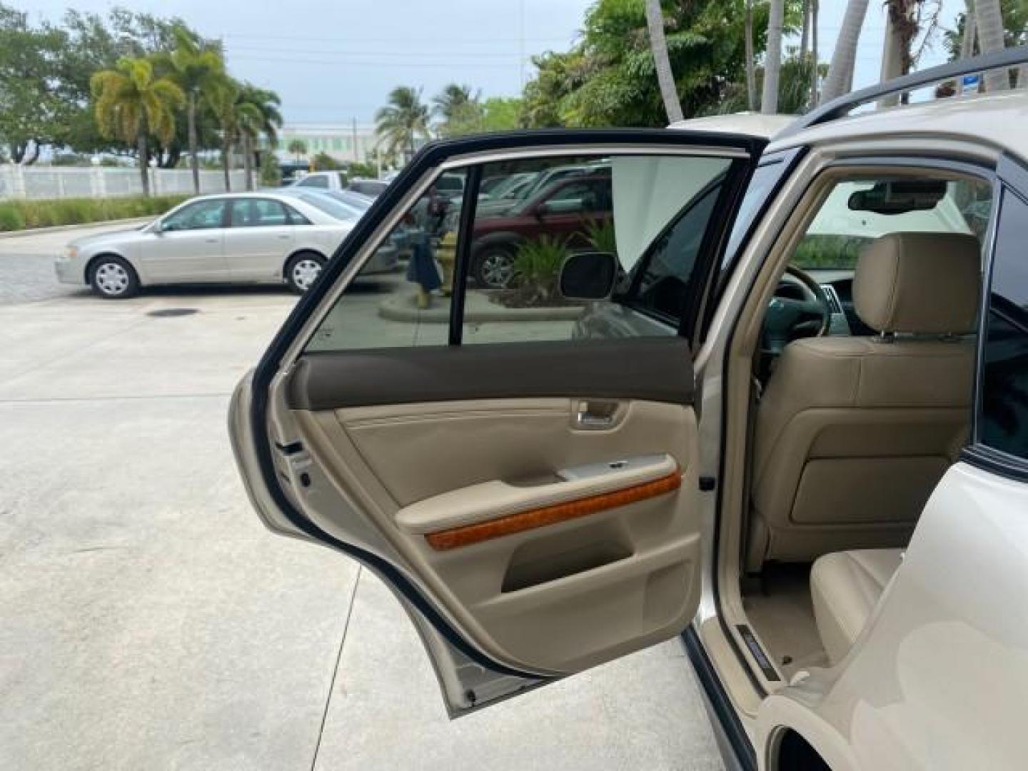 2007 Savannah Metallic /Ivory Lexus RX 350 1 OWNER FLORIDA LOW MILES 83,334 (2T2GK31U47C) with an 3.5L DOHC SMPI 24-Valve V6 Engine engine, Automatic transmission, located at 4701 North Dixie Hwy, Pompano Beach, FL, 33064, (954) 422-2889, 26.240938, -80.123474 - OUR WEBPAGE FLORIDACARS1.COM HAS OVER 100 PHOTOS AND FREE CARFAX LINK 2007 LEXUS RX 350 $ 44,790 NEW VIN: 2T2GK31U47C004222 2 T 2 G K 3 1 U 4 7 C 0 0 4 2 2 2 4 DOOR WAGON/SPORT UTILITY 3.5L V6 F DOHC 24V GASOLINE FRONT WHEEL DRIVE Top Features Alloy Wheels Leather Seats Memory Seat(s) Power Hatch/De - Photo#13