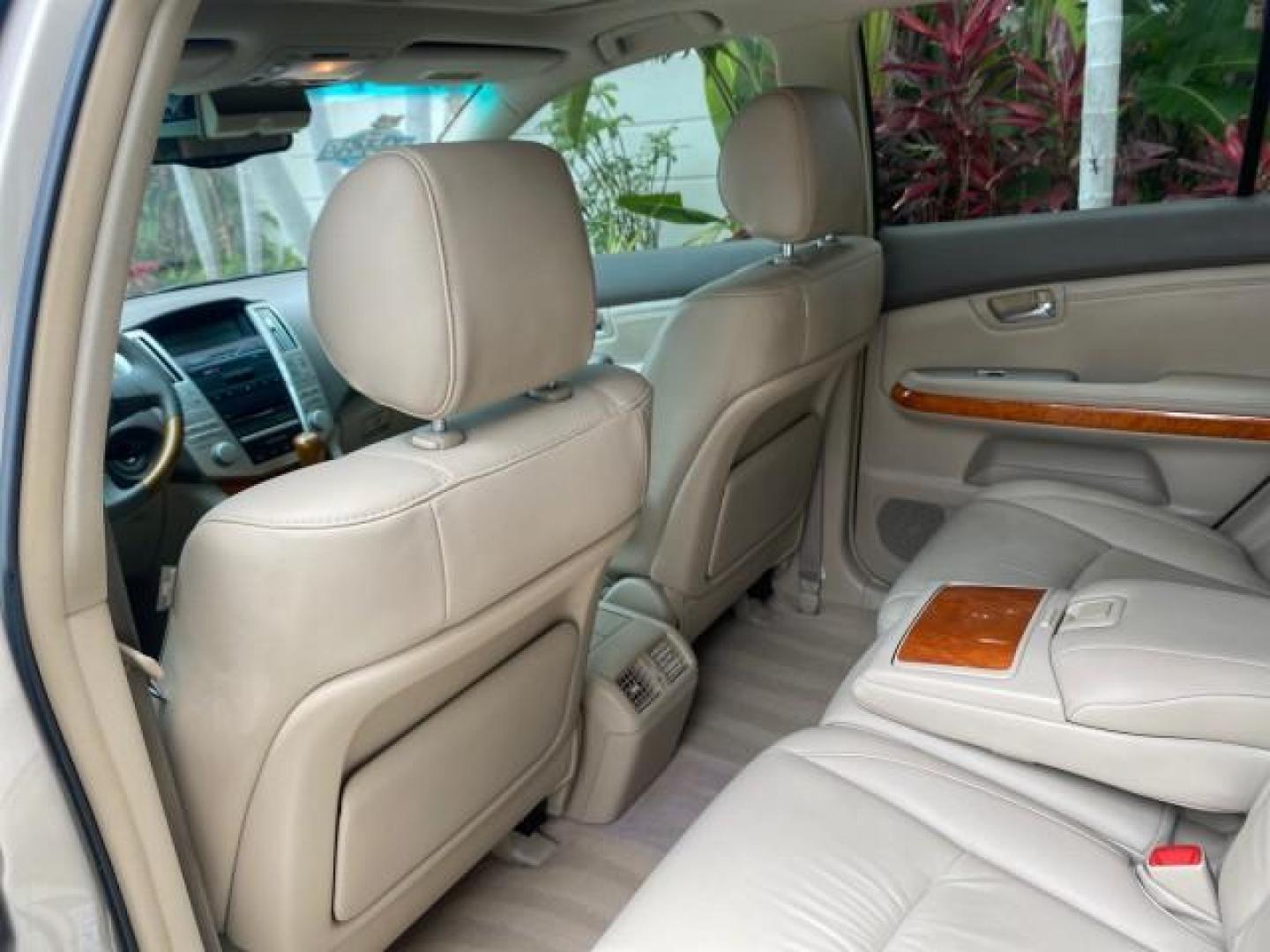2007 Savannah Metallic /Ivory Lexus RX 350 1 OWNER FLORIDA LOW MILES 83,334 (2T2GK31U47C) with an 3.5L DOHC SMPI 24-Valve V6 Engine engine, Automatic transmission, located at 4701 North Dixie Hwy, Pompano Beach, FL, 33064, (954) 422-2889, 26.240938, -80.123474 - OUR WEBPAGE FLORIDACARS1.COM HAS OVER 100 PHOTOS AND FREE CARFAX LINK 2007 LEXUS RX 350 $ 44,790 NEW VIN: 2T2GK31U47C004222 2 T 2 G K 3 1 U 4 7 C 0 0 4 2 2 2 4 DOOR WAGON/SPORT UTILITY 3.5L V6 F DOHC 24V GASOLINE FRONT WHEEL DRIVE Top Features Alloy Wheels Leather Seats Memory Seat(s) Power Hatch/De - Photo#64