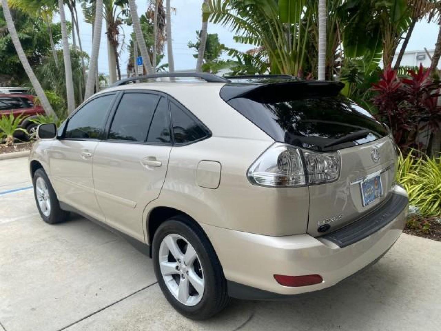 2007 Savannah Metallic /Ivory Lexus RX 350 1 OWNER FLORIDA LOW MILES 83,334 (2T2GK31U47C) with an 3.5L DOHC SMPI 24-Valve V6 Engine engine, Automatic transmission, located at 4701 North Dixie Hwy, Pompano Beach, FL, 33064, (954) 422-2889, 26.240938, -80.123474 - OUR WEBPAGE FLORIDACARS1.COM HAS OVER 100 PHOTOS AND FREE CARFAX LINK 2007 LEXUS RX 350 $ 44,790 NEW VIN: 2T2GK31U47C004222 2 T 2 G K 3 1 U 4 7 C 0 0 4 2 2 2 4 DOOR WAGON/SPORT UTILITY 3.5L V6 F DOHC 24V GASOLINE FRONT WHEEL DRIVE Top Features Alloy Wheels Leather Seats Memory Seat(s) Power Hatch/De - Photo#74