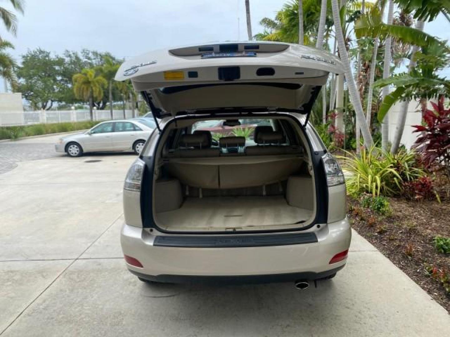 2007 Savannah Metallic /Ivory Lexus RX 350 1 OWNER FLORIDA LOW MILES 83,334 (2T2GK31U47C) with an 3.5L DOHC SMPI 24-Valve V6 Engine engine, Automatic transmission, located at 4701 North Dixie Hwy, Pompano Beach, FL, 33064, (954) 422-2889, 26.240938, -80.123474 - OUR WEBPAGE FLORIDACARS1.COM HAS OVER 100 PHOTOS AND FREE CARFAX LINK 2007 LEXUS RX 350 $ 44,790 NEW VIN: 2T2GK31U47C004222 2 T 2 G K 3 1 U 4 7 C 0 0 4 2 2 2 4 DOOR WAGON/SPORT UTILITY 3.5L V6 F DOHC 24V GASOLINE FRONT WHEEL DRIVE Top Features Alloy Wheels Leather Seats Memory Seat(s) Power Hatch/De - Photo#79