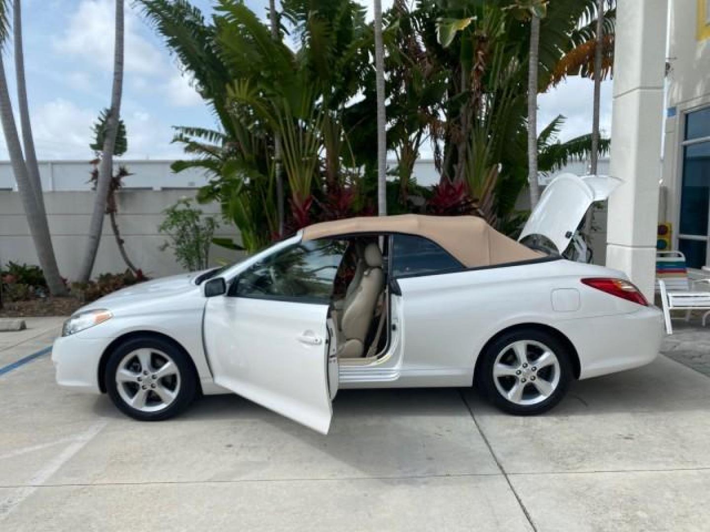 2006 Arctic Frost Pearl /Ivory Toyota Camry Solara SLE V6 1 OWNER LOW MILES 49,530 (4T1FA38P76U) with an 3.3L DOHC SMPI 24-Valve V6 Engine engine, Automatic transmission, located at 4701 North Dixie Hwy, Pompano Beach, FL, 33064, (954) 422-2889, 26.240938, -80.123474 - OUR WEBPAGE FLORIDACARS1.COM HAS OVER 100 PHOTOS AND FREE CARFAX LINK 2006 TOYOTA CAMRY SOLARA SE V6 VIN: 4T1FA38P76U095373 4 T 1 F A 3 8 P 7 6 U 0 9 5 3 7 3 CONVERTIBLE 3.3L V6 F DOHC 24V 29 MPG GASOLINE FRONT WHEEL DRIVE Top Features Alloy Wheels Leather Seats Front Seat Heaters Satellite Radio Re - Photo#8