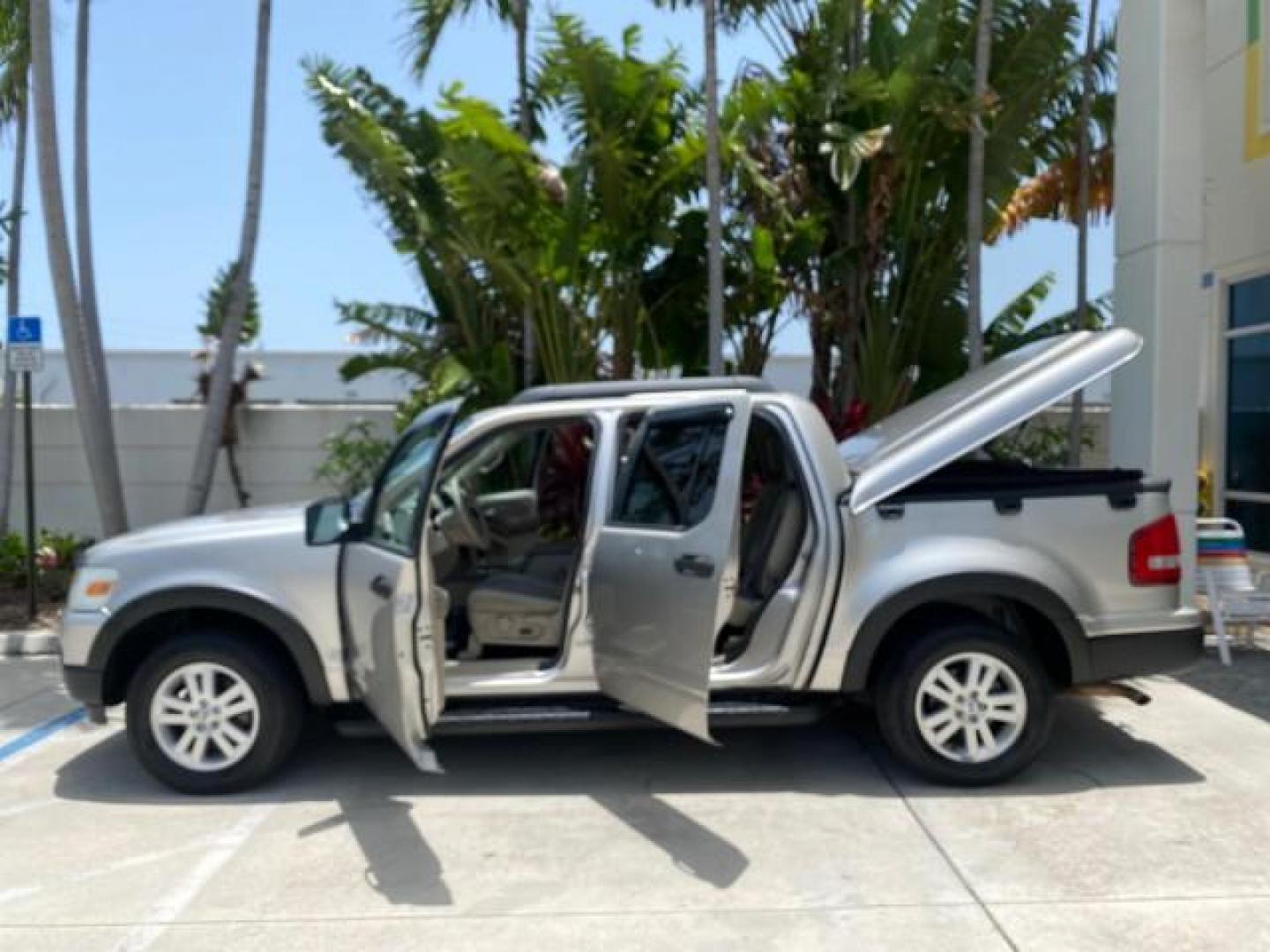 2007 Mineral Grey Metallic /Camel Ford Explorer Sport Trac XLT LOW MILES 80,420 (1FMEU31K37U) with an 4.0L SOHC 12-Valve V6 Engine engine, Automatic transmission, located at 4701 North Dixie Hwy, Pompano Beach, FL, 33064, (954) 422-2889, 26.240938, -80.123474 - OUR WEBPAGE FLORIDACARS1.COM HAS OVER 100 PHOTOS AND FREE CARFAX LINK 2007 FORD EXPLORER SPORT TRAC XLT TIRES LOOK GREAT! VIN: 1FMEU31K37UA56699 1 F M E U 3 1 K 3 7 U A 5 6 6 9 9 SPORT PICKUP 4.0L V6 F SOHC GASOLINE REAR WHEEL DRIVE Top Features Alloy Wheels Running Boards Bed Cover Tow Hitch Cloth - Photo#8