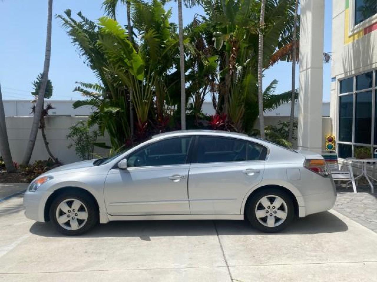 2008 Precision Grey Metallic /Charcoal Nissan Altima 2.5 S 1 OWNER LOW MILES 36,700 (1N4AL21E08N) with an 2.5L DOHC I4 Engine engine, Automatic transmission, located at 4701 North Dixie Hwy, Pompano Beach, FL, 33064, (954) 422-2889, 26.240938, -80.123474 - OUR WEBPAGE FLORIDACARS1.COM HAS OVER 100 PHOTOS AND FREE CARFAX LINK 2008 NISSAN ALTIMA 2.5 S VIN: 1N4AL21E08N545217 1 N 4 A L 2 1 E 0 8 N 5 4 5 2 1 7 SEDAN 4 DR 2.5L I4 F DOHC 16V GASOLINE FRONT WHEEL DRIVE Top Features Cloth Seats Basic Features ABS Brakes AM/FM Stereo Air Conditioning Automatic - Photo#4