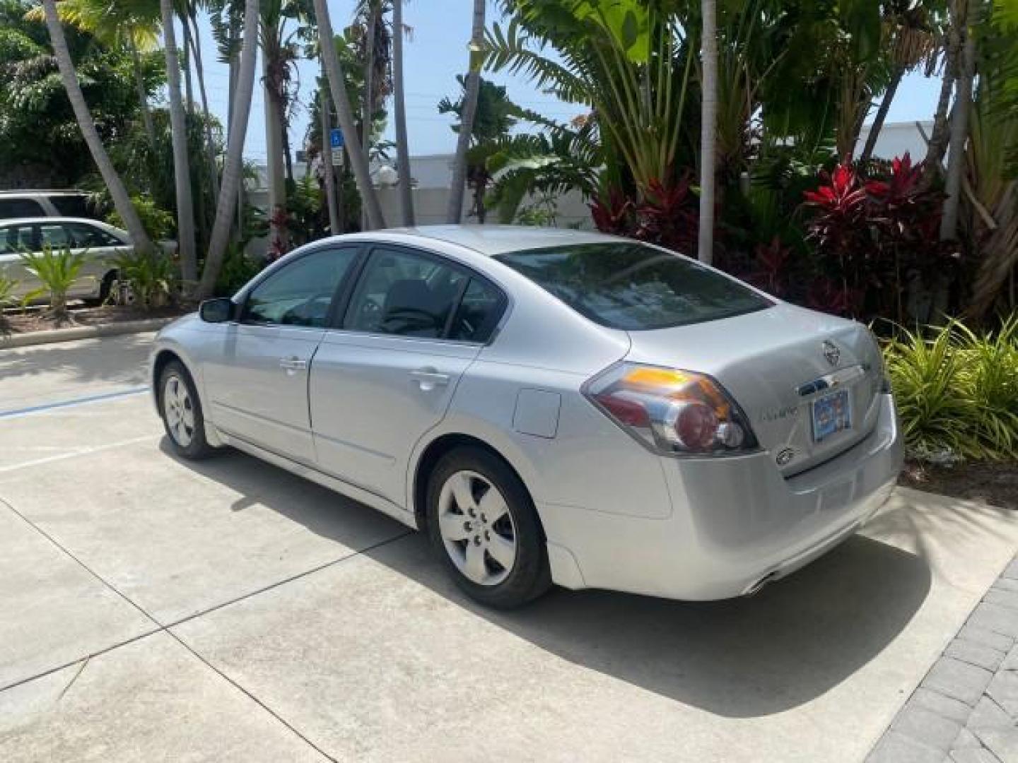 2008 Precision Grey Metallic /Charcoal Nissan Altima 2.5 S 1 OWNER LOW MILES 36,700 (1N4AL21E08N) with an 2.5L DOHC I4 Engine engine, Automatic transmission, located at 4701 North Dixie Hwy, Pompano Beach, FL, 33064, (954) 422-2889, 26.240938, -80.123474 - OUR WEBPAGE FLORIDACARS1.COM HAS OVER 100 PHOTOS AND FREE CARFAX LINK 2008 NISSAN ALTIMA 2.5 S VIN: 1N4AL21E08N545217 1 N 4 A L 2 1 E 0 8 N 5 4 5 2 1 7 SEDAN 4 DR 2.5L I4 F DOHC 16V GASOLINE FRONT WHEEL DRIVE Top Features Cloth Seats Basic Features ABS Brakes AM/FM Stereo Air Conditioning Automatic - Photo#5