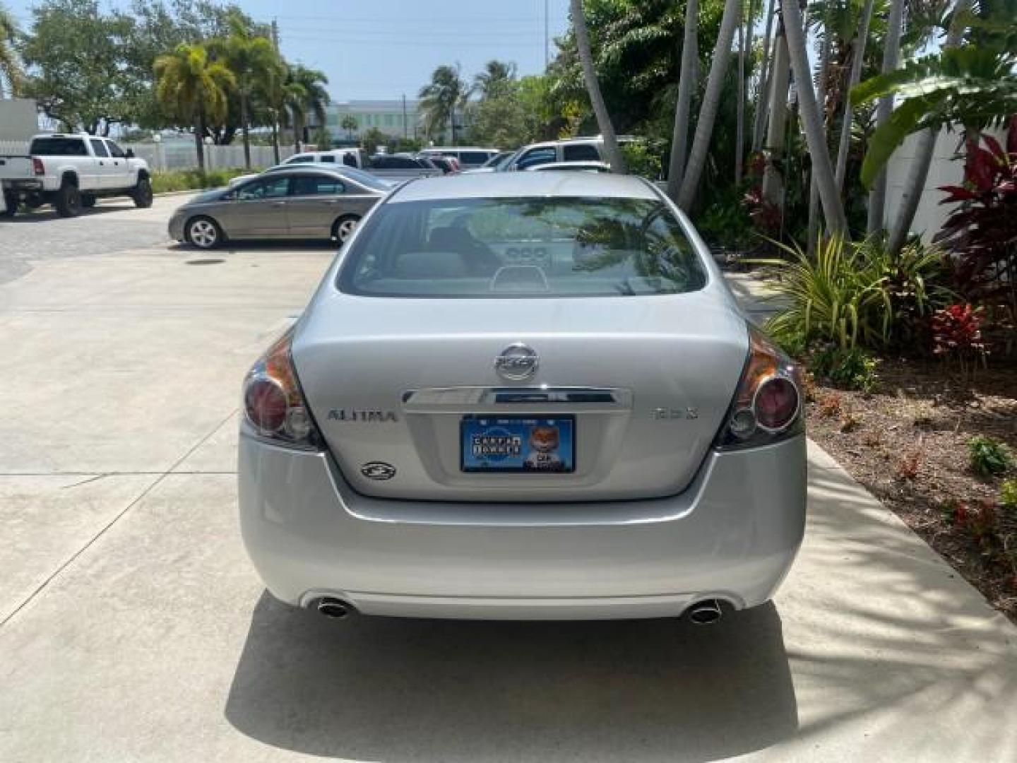 2008 Precision Grey Metallic /Charcoal Nissan Altima 2.5 S 1 OWNER LOW MILES 36,700 (1N4AL21E08N) with an 2.5L DOHC I4 Engine engine, Automatic transmission, located at 4701 North Dixie Hwy, Pompano Beach, FL, 33064, (954) 422-2889, 26.240938, -80.123474 - OUR WEBPAGE FLORIDACARS1.COM HAS OVER 100 PHOTOS AND FREE CARFAX LINK 2008 NISSAN ALTIMA 2.5 S VIN: 1N4AL21E08N545217 1 N 4 A L 2 1 E 0 8 N 5 4 5 2 1 7 SEDAN 4 DR 2.5L I4 F DOHC 16V GASOLINE FRONT WHEEL DRIVE Top Features Cloth Seats Basic Features ABS Brakes AM/FM Stereo Air Conditioning Automatic - Photo#6