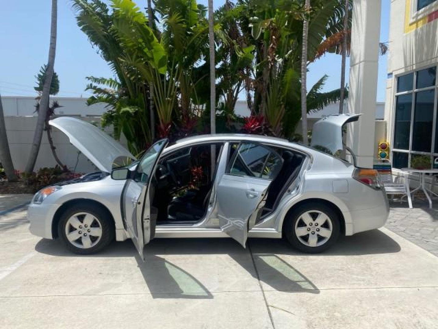 2008 Precision Grey Metallic /Charcoal Nissan Altima 2.5 S 1 OWNER LOW MILES 36,700 (1N4AL21E08N) with an 2.5L DOHC I4 Engine engine, Automatic transmission, located at 4701 North Dixie Hwy, Pompano Beach, FL, 33064, (954) 422-2889, 26.240938, -80.123474 - OUR WEBPAGE FLORIDACARS1.COM HAS OVER 100 PHOTOS AND FREE CARFAX LINK 2008 NISSAN ALTIMA 2.5 S VIN: 1N4AL21E08N545217 1 N 4 A L 2 1 E 0 8 N 5 4 5 2 1 7 SEDAN 4 DR 2.5L I4 F DOHC 16V GASOLINE FRONT WHEEL DRIVE Top Features Cloth Seats Basic Features ABS Brakes AM/FM Stereo Air Conditioning Automatic - Photo#8