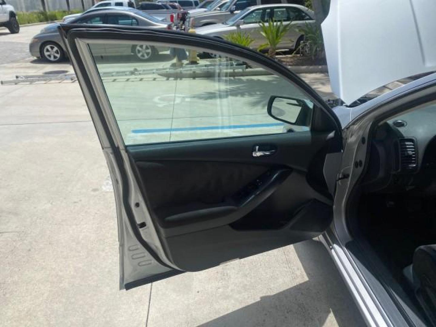 2008 Precision Grey Metallic /Charcoal Nissan Altima 2.5 S 1 OWNER LOW MILES 36,700 (1N4AL21E08N) with an 2.5L DOHC I4 Engine engine, Automatic transmission, located at 4701 North Dixie Hwy, Pompano Beach, FL, 33064, (954) 422-2889, 26.240938, -80.123474 - OUR WEBPAGE FLORIDACARS1.COM HAS OVER 100 PHOTOS AND FREE CARFAX LINK 2008 NISSAN ALTIMA 2.5 S VIN: 1N4AL21E08N545217 1 N 4 A L 2 1 E 0 8 N 5 4 5 2 1 7 SEDAN 4 DR 2.5L I4 F DOHC 16V GASOLINE FRONT WHEEL DRIVE Top Features Cloth Seats Basic Features ABS Brakes AM/FM Stereo Air Conditioning Automatic - Photo#9