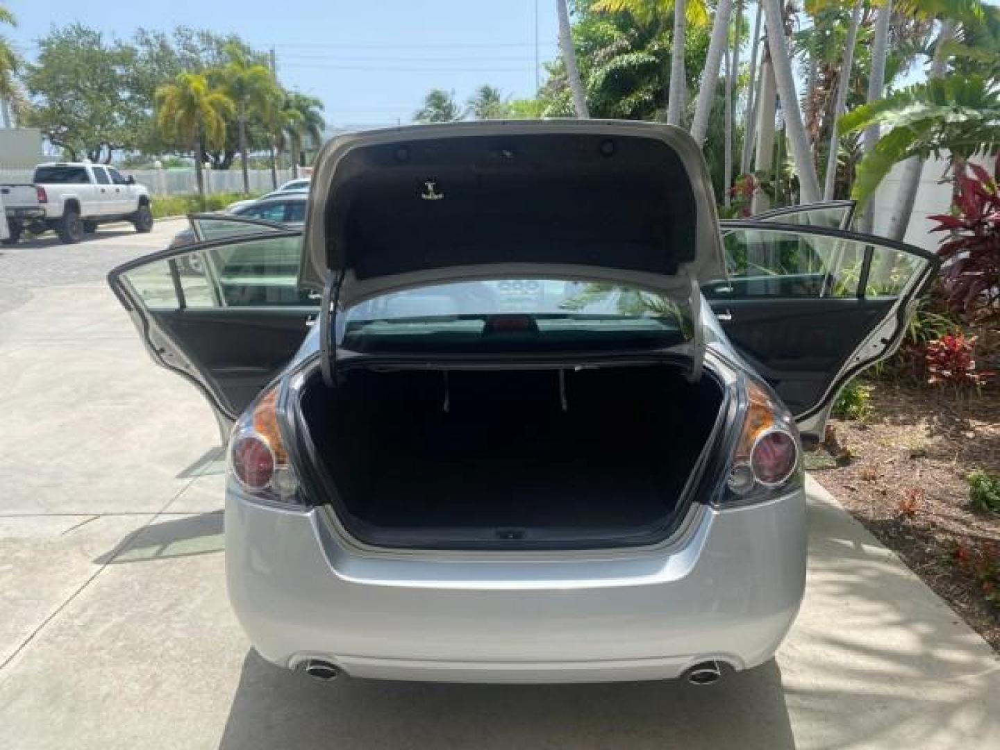 2008 Precision Grey Metallic /Charcoal Nissan Altima 2.5 S 1 OWNER LOW MILES 36,700 (1N4AL21E08N) with an 2.5L DOHC I4 Engine engine, Automatic transmission, located at 4701 North Dixie Hwy, Pompano Beach, FL, 33064, (954) 422-2889, 26.240938, -80.123474 - OUR WEBPAGE FLORIDACARS1.COM HAS OVER 100 PHOTOS AND FREE CARFAX LINK 2008 NISSAN ALTIMA 2.5 S VIN: 1N4AL21E08N545217 1 N 4 A L 2 1 E 0 8 N 5 4 5 2 1 7 SEDAN 4 DR 2.5L I4 F DOHC 16V GASOLINE FRONT WHEEL DRIVE Top Features Cloth Seats Basic Features ABS Brakes AM/FM Stereo Air Conditioning Automatic - Photo#15