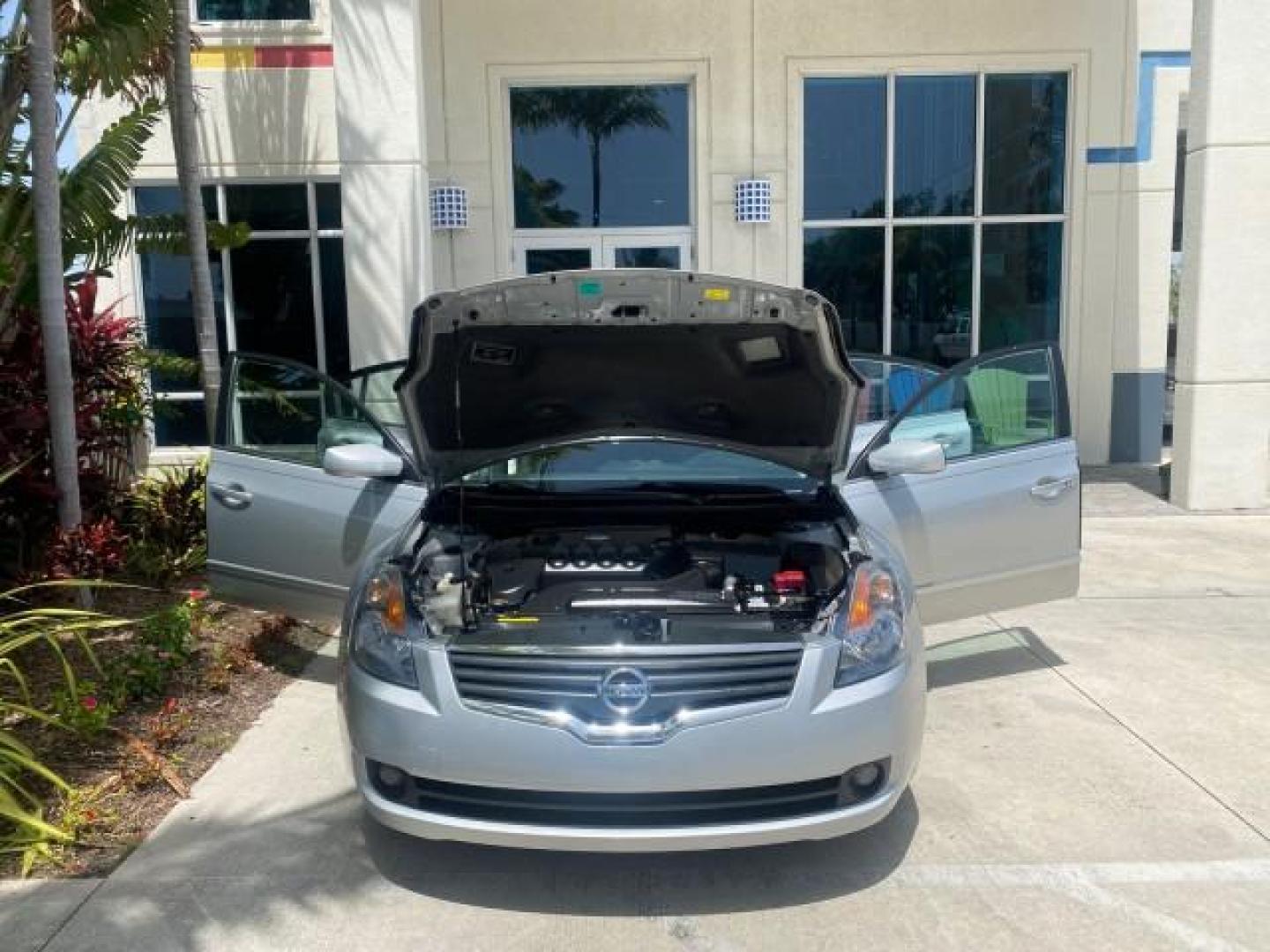 2008 Precision Grey Metallic /Charcoal Nissan Altima 2.5 S 1 OWNER LOW MILES 36,700 (1N4AL21E08N) with an 2.5L DOHC I4 Engine engine, Automatic transmission, located at 4701 North Dixie Hwy, Pompano Beach, FL, 33064, (954) 422-2889, 26.240938, -80.123474 - OUR WEBPAGE FLORIDACARS1.COM HAS OVER 100 PHOTOS AND FREE CARFAX LINK 2008 NISSAN ALTIMA 2.5 S VIN: 1N4AL21E08N545217 1 N 4 A L 2 1 E 0 8 N 5 4 5 2 1 7 SEDAN 4 DR 2.5L I4 F DOHC 16V GASOLINE FRONT WHEEL DRIVE Top Features Cloth Seats Basic Features ABS Brakes AM/FM Stereo Air Conditioning Automatic - Photo#16