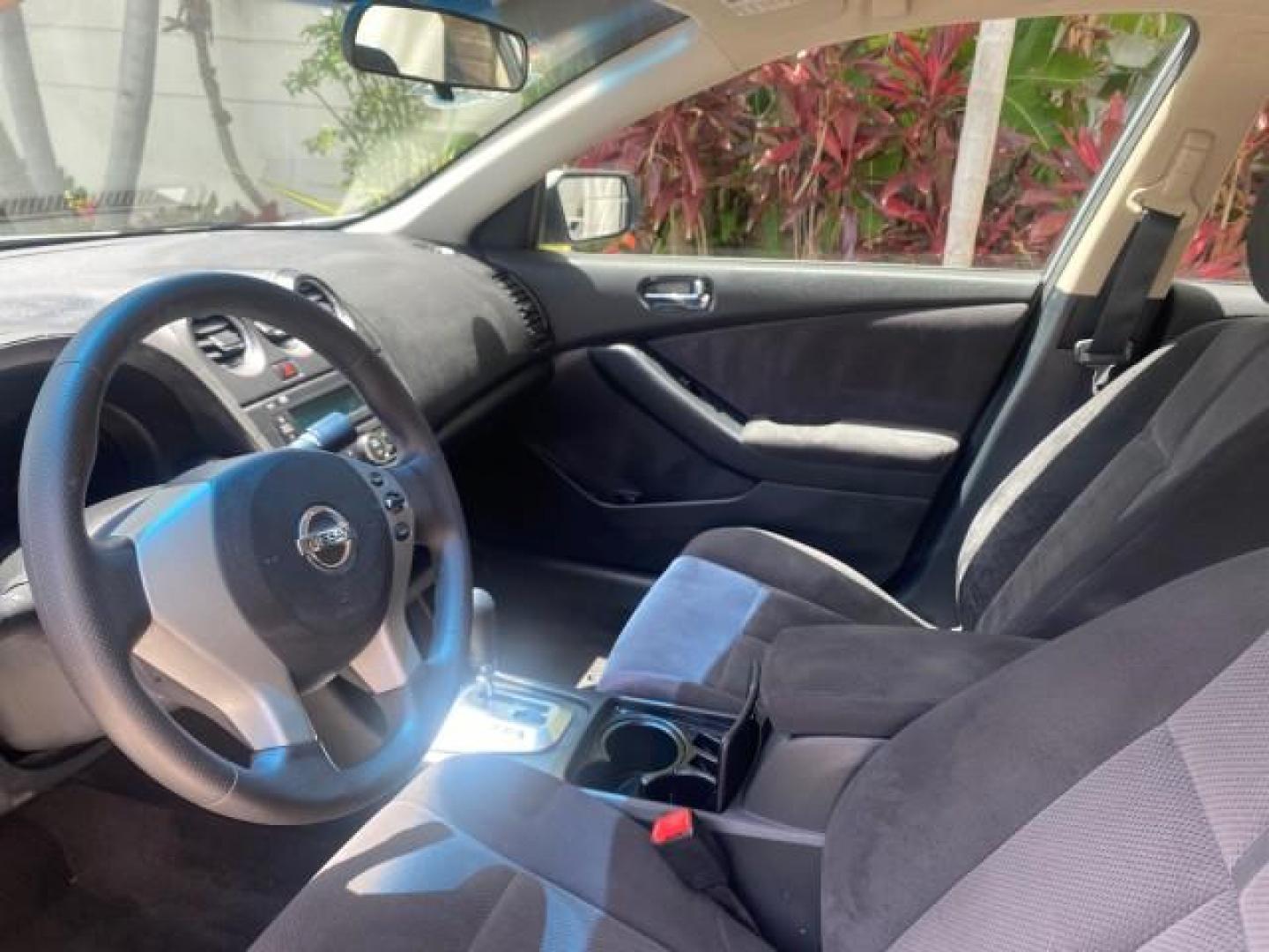 2008 Precision Grey Metallic /Charcoal Nissan Altima 2.5 S 1 OWNER LOW MILES 36,700 (1N4AL21E08N) with an 2.5L DOHC I4 Engine engine, Automatic transmission, located at 4701 North Dixie Hwy, Pompano Beach, FL, 33064, (954) 422-2889, 26.240938, -80.123474 - OUR WEBPAGE FLORIDACARS1.COM HAS OVER 100 PHOTOS AND FREE CARFAX LINK 2008 NISSAN ALTIMA 2.5 S VIN: 1N4AL21E08N545217 1 N 4 A L 2 1 E 0 8 N 5 4 5 2 1 7 SEDAN 4 DR 2.5L I4 F DOHC 16V GASOLINE FRONT WHEEL DRIVE Top Features Cloth Seats Basic Features ABS Brakes AM/FM Stereo Air Conditioning Automatic - Photo#33
