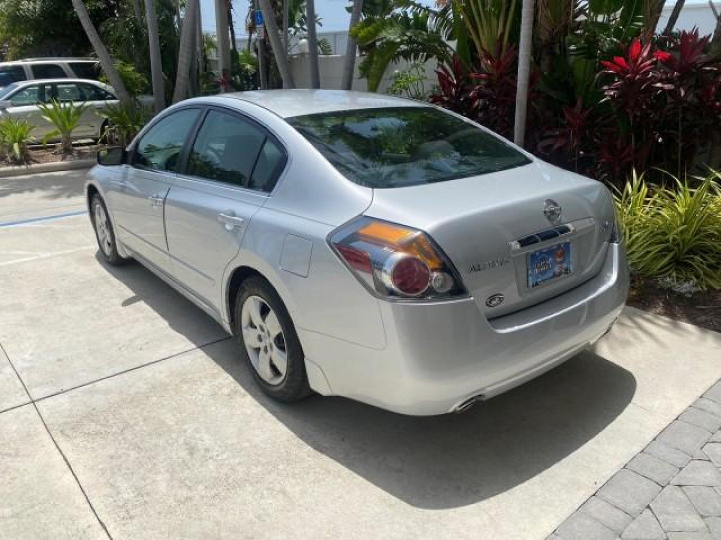 2008 Precision Grey Metallic /Charcoal Nissan Altima 2.5 S 1 OWNER LOW MILES 36,700 (1N4AL21E08N) with an 2.5L DOHC I4 Engine engine, Automatic transmission, located at 4701 North Dixie Hwy, Pompano Beach, FL, 33064, (954) 422-2889, 26.240938, -80.123474 - OUR WEBPAGE FLORIDACARS1.COM HAS OVER 100 PHOTOS AND FREE CARFAX LINK 2008 NISSAN ALTIMA 2.5 S VIN: 1N4AL21E08N545217 1 N 4 A L 2 1 E 0 8 N 5 4 5 2 1 7 SEDAN 4 DR 2.5L I4 F DOHC 16V GASOLINE FRONT WHEEL DRIVE Top Features Cloth Seats Basic Features ABS Brakes AM/FM Stereo Air Conditioning Automatic - Photo#71