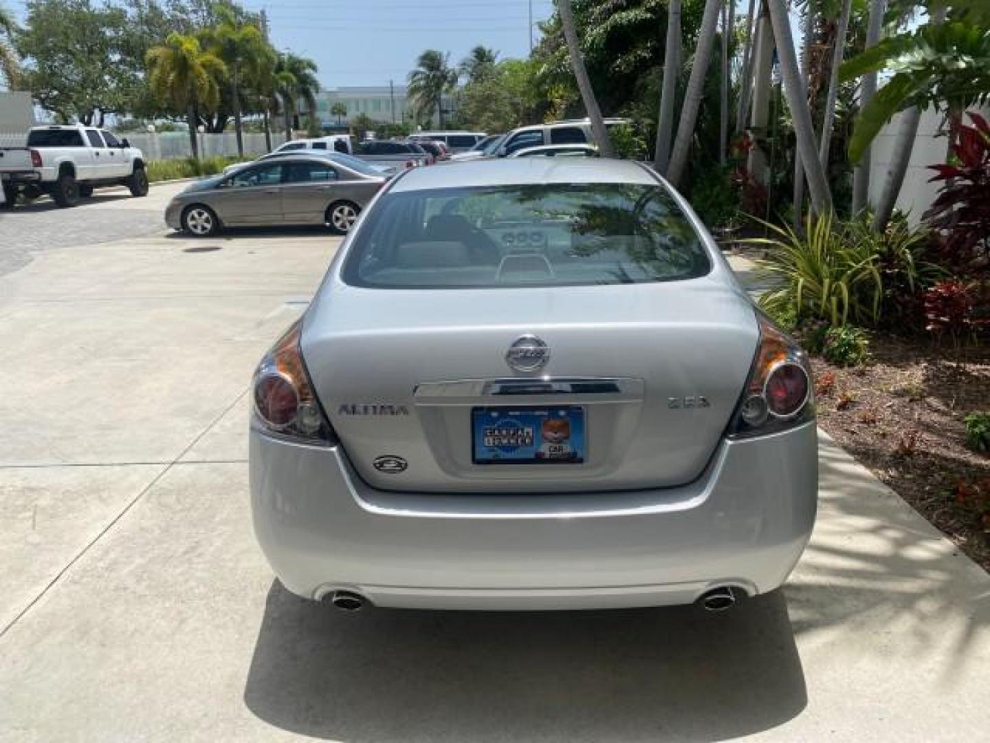 2008 Precision Grey Metallic /Charcoal Nissan Altima 2.5 S 1 OWNER LOW MILES 36,700 (1N4AL21E08N) with an 2.5L DOHC I4 Engine engine, Automatic transmission, located at 4701 North Dixie Hwy, Pompano Beach, FL, 33064, (954) 422-2889, 26.240938, -80.123474 - OUR WEBPAGE FLORIDACARS1.COM HAS OVER 100 PHOTOS AND FREE CARFAX LINK 2008 NISSAN ALTIMA 2.5 S VIN: 1N4AL21E08N545217 1 N 4 A L 2 1 E 0 8 N 5 4 5 2 1 7 SEDAN 4 DR 2.5L I4 F DOHC 16V GASOLINE FRONT WHEEL DRIVE Top Features Cloth Seats Basic Features ABS Brakes AM/FM Stereo Air Conditioning Automatic - Photo#72