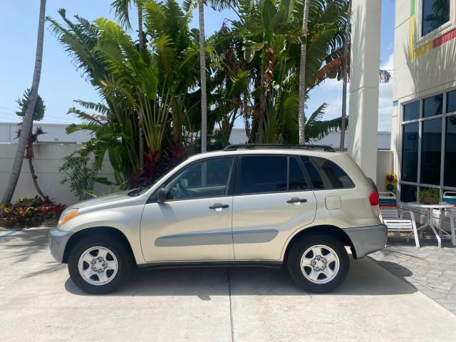2002 Titanium /Gray Toyota RAV4 1 OWNER FL LOW MILES 83,089 (JTEGH20V020) with an 2.0L DOHC EFI 16-Valve 4-Cyl Engine engine, Automatic transmission, located at 4701 North Dixie Hwy, Pompano Beach, FL, 33064, (954) 422-2889, 26.240938, -80.123474 - OUR WEBPAGE FLORIDACARS1.COM HAS OVER 100 PHOTOS AND FREE CARFAX LINK 2002 TOYOTA RAV4 VIN: JTEGH20V020080431 J T E G H 2 0 V 0 2 0 0 8 0 4 3 1 4 DOOR WAGON/SPORT UTILITY 2.0L I4 F DOHC 16V GASOLINE FRONT WHEEL DRIVE Top Features Cloth Seats Basic Features AM/FM Stereo CD Audio Full Roof Rack Power - Photo#4