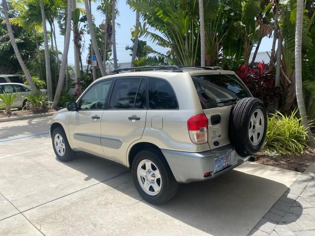 2002 Titanium /Gray Toyota RAV4 1 OWNER FL LOW MILES 83,089 (JTEGH20V020) with an 2.0L DOHC EFI 16-Valve 4-Cyl Engine engine, Automatic transmission, located at 4701 North Dixie Hwy, Pompano Beach, FL, 33064, (954) 422-2889, 26.240938, -80.123474 - OUR WEBPAGE FLORIDACARS1.COM HAS OVER 100 PHOTOS AND FREE CARFAX LINK 2002 TOYOTA RAV4 VIN: JTEGH20V020080431 J T E G H 2 0 V 0 2 0 0 8 0 4 3 1 4 DOOR WAGON/SPORT UTILITY 2.0L I4 F DOHC 16V GASOLINE FRONT WHEEL DRIVE Top Features Cloth Seats Basic Features AM/FM Stereo CD Audio Full Roof Rack Power - Photo#5