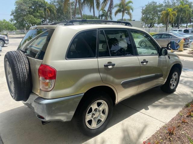 2002 Titanium /Gray Toyota RAV4 1 OWNER FL LOW MILES 83,089 (JTEGH20V020) with an 2.0L DOHC EFI 16-Valve 4-Cyl Engine engine, Automatic transmission, located at 4701 North Dixie Hwy, Pompano Beach, FL, 33064, (954) 422-2889, 26.240938, -80.123474 - OUR WEBPAGE FLORIDACARS1.COM HAS OVER 100 PHOTOS AND FREE CARFAX LINK 2002 TOYOTA RAV4 VIN: JTEGH20V020080431 J T E G H 2 0 V 0 2 0 0 8 0 4 3 1 4 DOOR WAGON/SPORT UTILITY 2.0L I4 F DOHC 16V GASOLINE FRONT WHEEL DRIVE Top Features Cloth Seats Basic Features AM/FM Stereo CD Audio Full Roof Rack Power - Photo#7